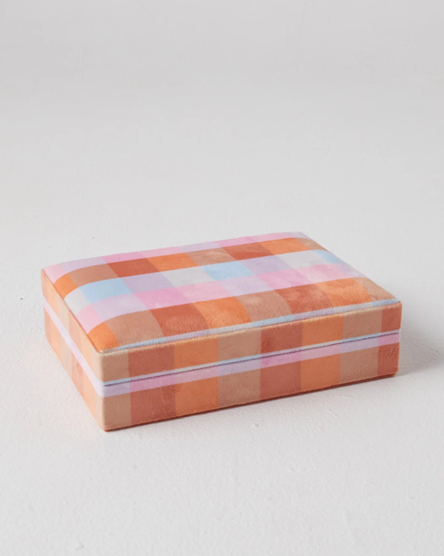 Jewellery box closed, velvet with plaid pattern.